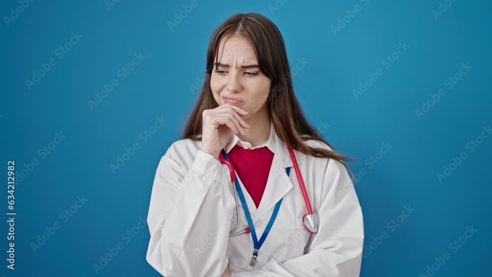 Poster Young hispanic woman doctor standing with doubt expression thinking over isolated blue background