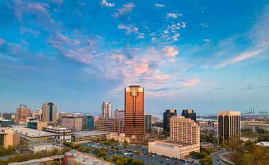 Obraz premium Long Beach CA architecture at dusk with a cloudscape in the background.
