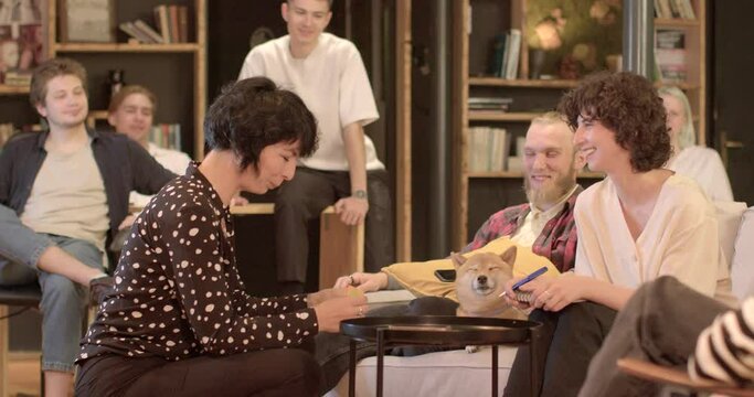 Support and empathy Participants can share their experiences and find support and understanding from each other, which creates a positive atmosphere. She sits in front students on same level.