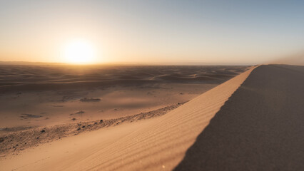 Fototapeta na wymiar Alba nel deserto di Merzouga, Marocco