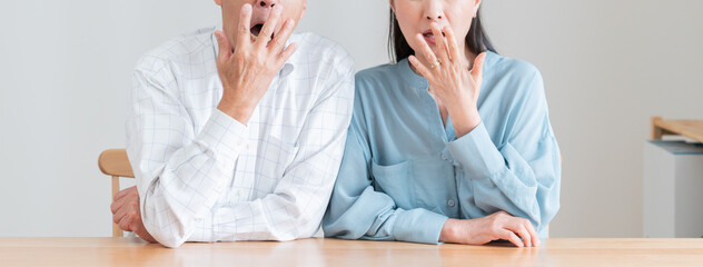 驚くシニア夫婦