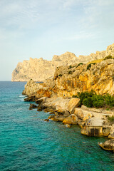 Urlaubsstimmung in der Bucht von Cala Sant Vicenç auf der wunderschönen Balearen Insel Mallorca -...