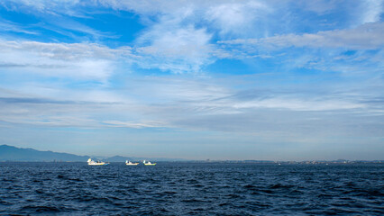 釣船が浮かぶ休日の東京湾