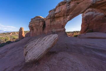 Fototapeta na wymiar hiking the broken arch trail in arches national park, utah, usa