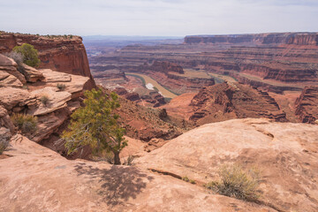 hiking the dead horse trail in dead horse point state park in utah, usa