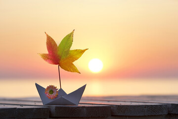 Herbst am Strand, Papierboot am Meer