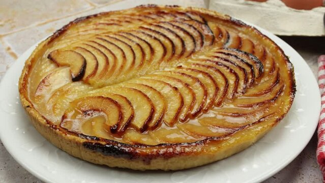 tarte aux pommes, en gros plan, sur une table