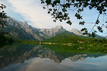 Fototapeta na wymiar Almsee, totes Gebirge spiegelt sich im See