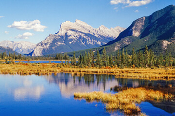 Fototapeta na wymiar Mount rundle at Vermilion lakes in Banff national park