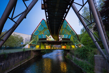Fototapeta premium Wuppertaler Schwebebahn in Nordrhein-Westfalen, Deutschland, bei Tag und bei Nacht 