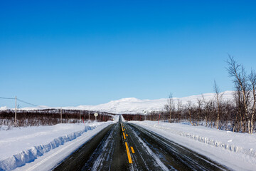 Strasse im Winter quer durch Finnland - 634346990