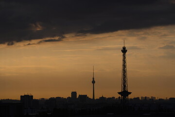 Blick vom Teufelsberg auf die Silhouette der Berliner Innenstadt - 634349752