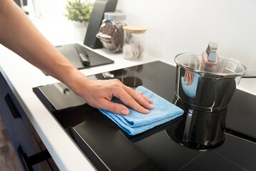Hand cleaning induction stove