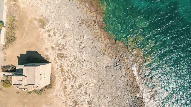 vista aerea top-down di Torre Colimena e della scogliera, Salento, Puglia, Italy