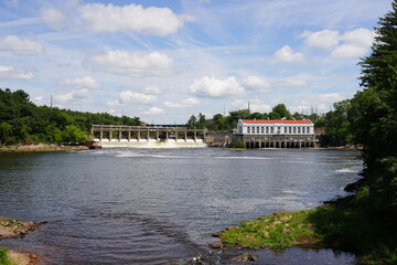 Obraz premium Hydroelectric power station dam sits on the Wisconsin River serving electricity to the community.