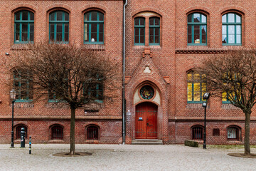 Fototapeta na wymiar die rote Front eines großem Gebäudes aus Backstein