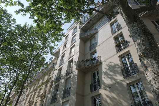 Art Deco building facades, geometric decorations, ornaments and more. Architecture from the beginning of the 20th century.
Shot in Paris.