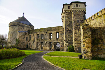Fototapeta na wymiar Stadtmauer von Andernach mit Park