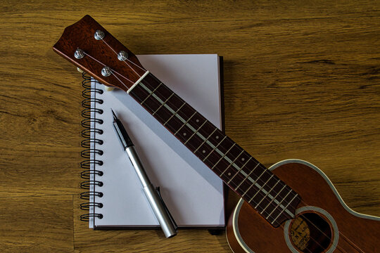 Vintage Ukulele, Ukulele mit Notizen, Ukulele Lernen