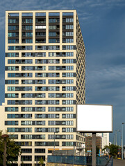 Obraz premium A tall building with a billboard. New building.