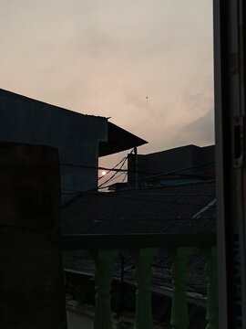 View of the sun in the afternoon. silhouette of buildings at sunset.