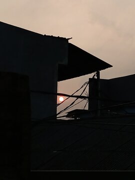 View of the sun in the afternoon. silhouette of buildings at sunset.