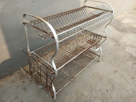 Rusty dish rack. Junk plate rack.