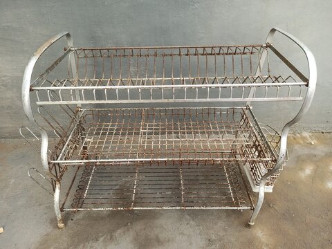Rusty dish rack. Junk plate rack.