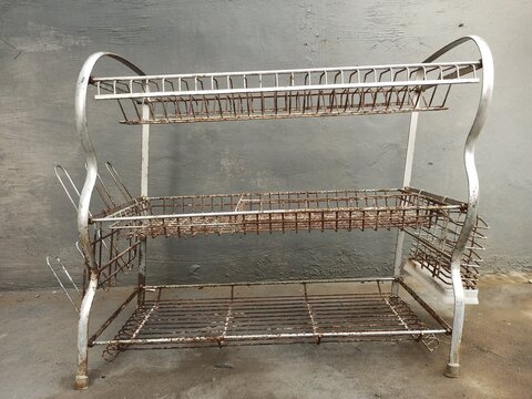 Rusty dish rack. Junk plate rack.