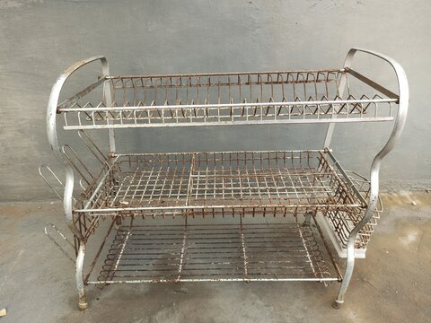 Rusty dish rack. Junk plate rack.