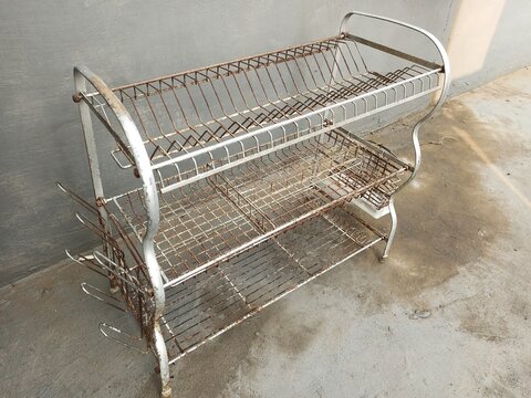Rusty dish rack. Junk plate rack.