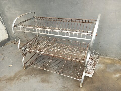 Rusty dish rack. Junk plate rack.