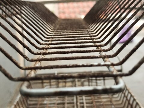 Rusty dish rack. Junk plate rack.