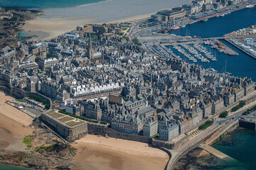 vue aérienne de la ville de Saint Malo en France - obrazy, fototapety, plakaty