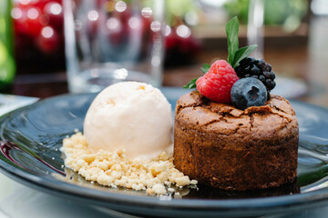 Pastel de chocolate con helado de vainilla y frutos rojos 
