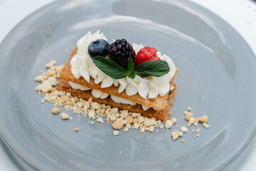 Pastel de galleta con crema batida y frutos rojos 