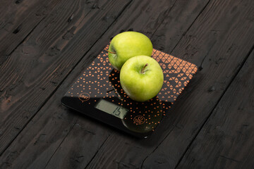 Kitchen scale and apple on it