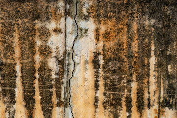 Feuchte und verschmutzte Wand aus Beton 