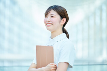 白衣の女性のポートレート
