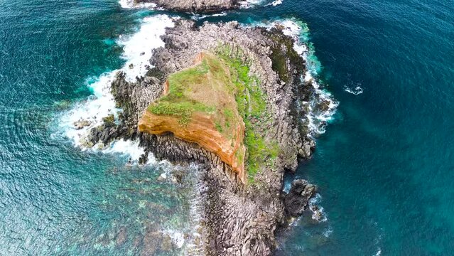 Ilh&eacute;u pequeno e mais afastado dos ilh&eacute;us das Contendas na linha de costa da Ilha Terceira nos A&ccedil;ores. 