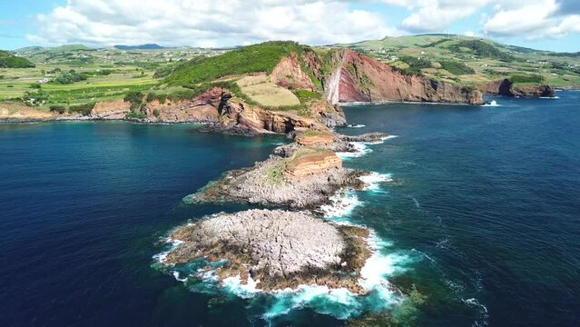 Ilh&eacute;us das Contendas e Ilha Terceira vista do mar. 