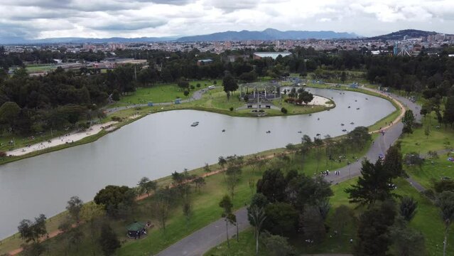 Video grabado con dron en 4k
con vista al lago, &aacute;reas verdes y costado norte del Parque Sim&oacute;n Bol&iacute;var en Bogot&aacute;