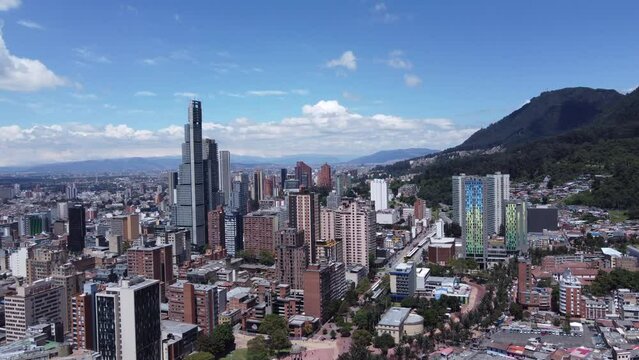 Video grabado con dron en 4k del barrio La Candelaria al centro de Bogot&aacute; en un d&iacute;a soleado