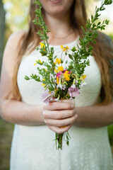 Fototapeta premium smiling young womAN with wild flowers