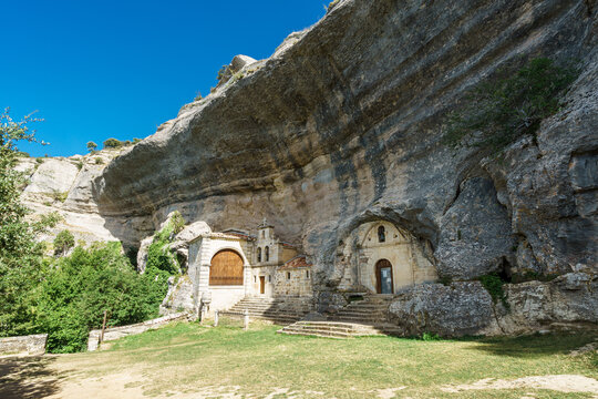 Ermita de San bernabe cueva en Ojo guare&ntilde;a