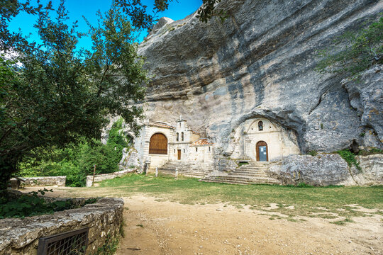 Ermita de San bernabe cueva en Ojo guare&ntilde;a