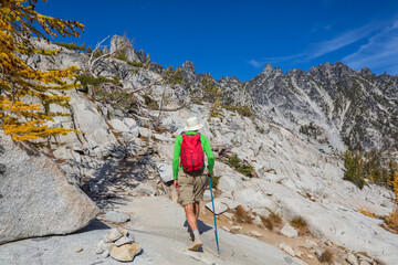 Naklejka premium Hike in autumn season