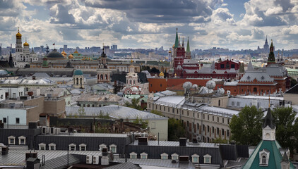 Fototapeta na wymiar View of the center of Moscow from the observation deck on the roof of the Detsky Mir (Children's World) store
