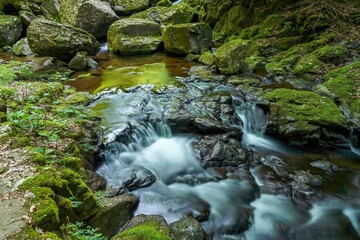 赤目四十八滝で見た苔むした岩に囲まれた小さな滝の情景