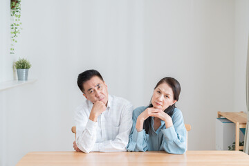 考えるシニア夫婦